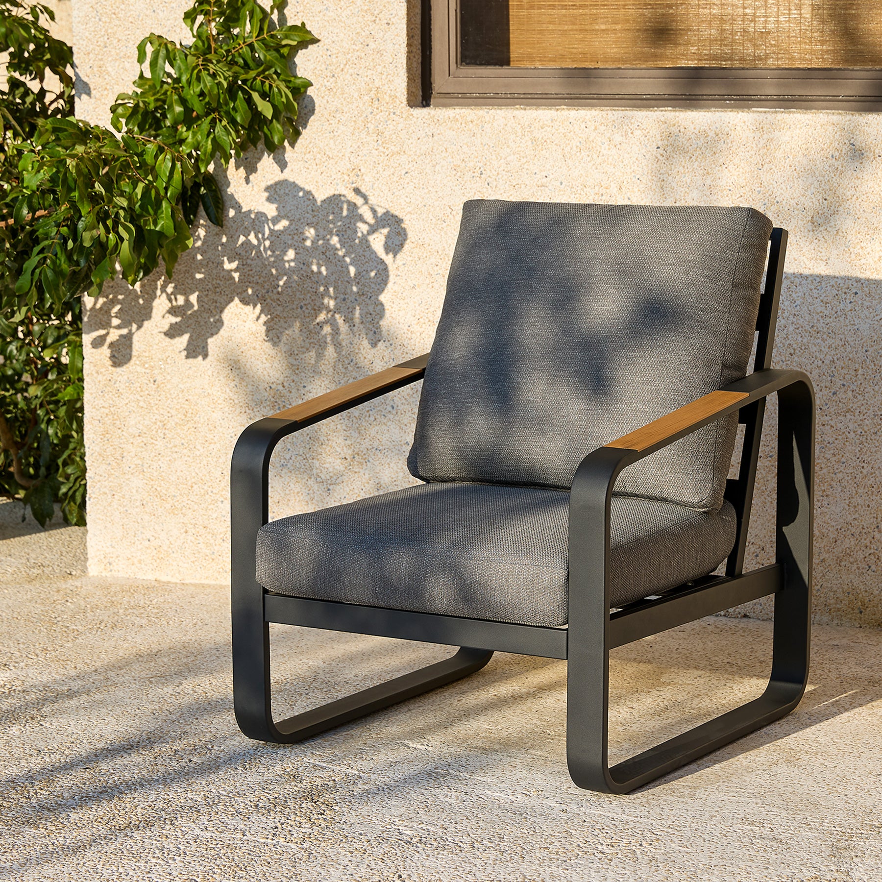 Tribesigns Gartensofa mit Kissen, Balkonstuhl mit Metallgestell & Holzarmlehnen, Outdoor Sessel für Terrasse & Garten