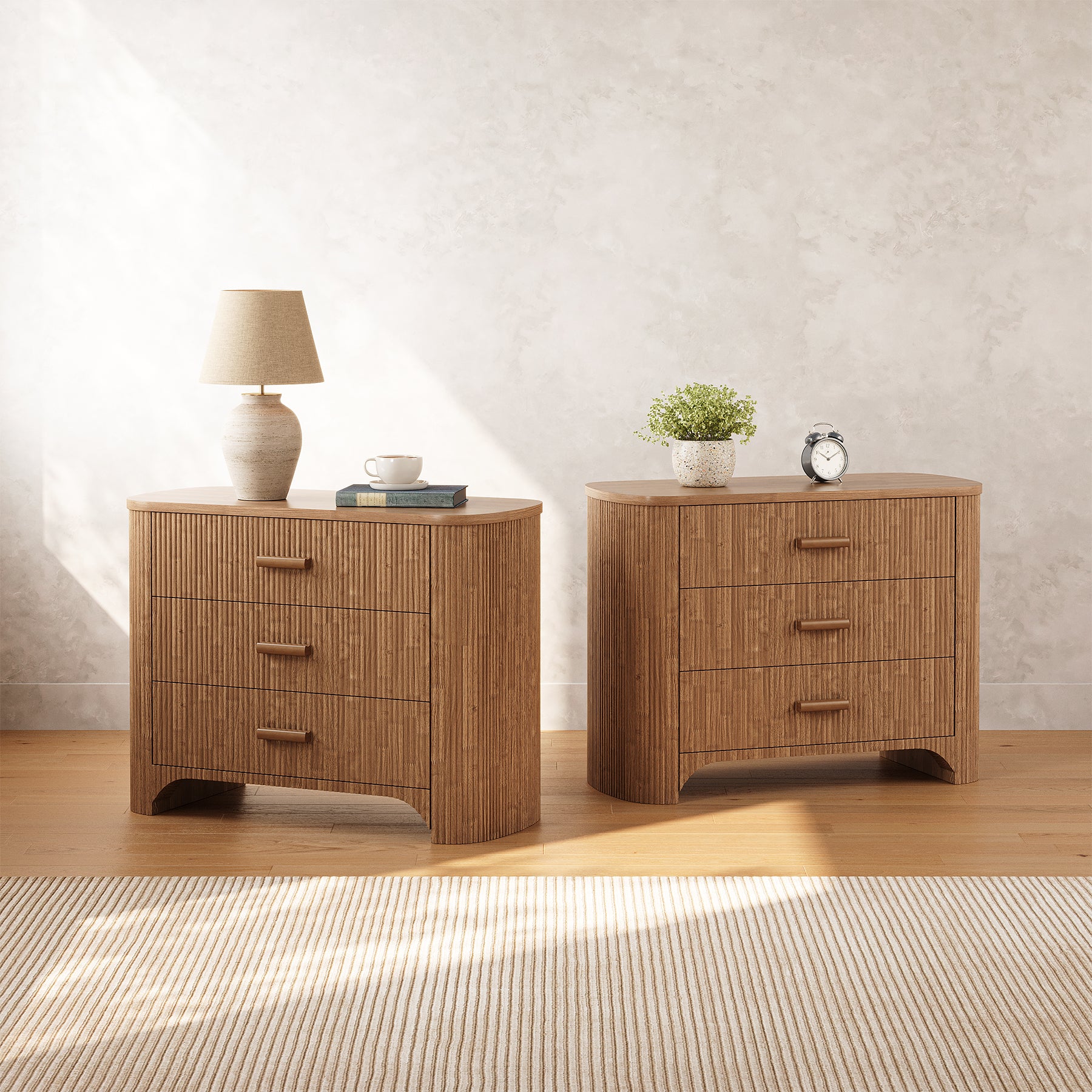 Breiter Nachttisch mit 3 Schubladen, Großer Mid Century Modern Beistelltisch mit Geriffelter Front & Geschlossener Rückwand