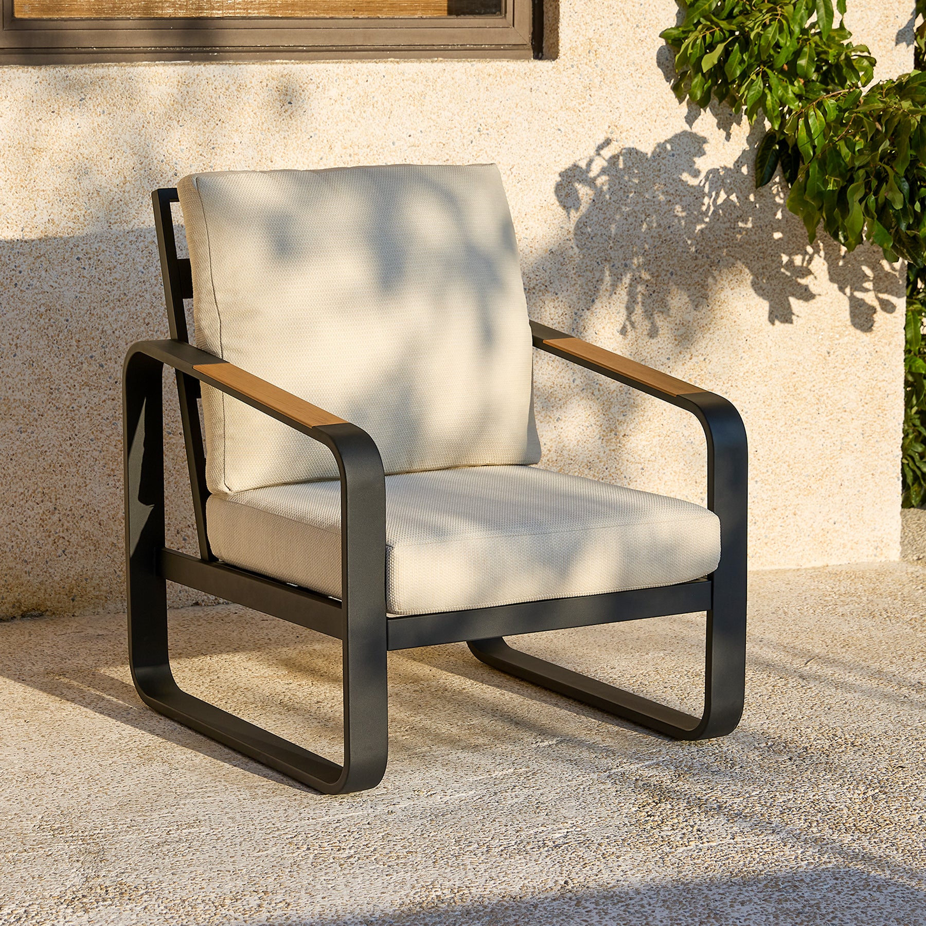 Tribesigns Gartensofa mit Kissen, Balkonstuhl mit Metallgestell & Holzarmlehnen, Outdoor Sessel für Terrasse & Garten