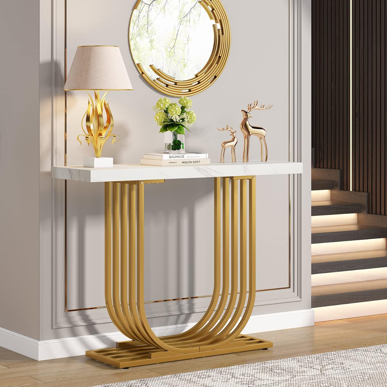 Moderner Konsolentisch mit goldenem Sockel